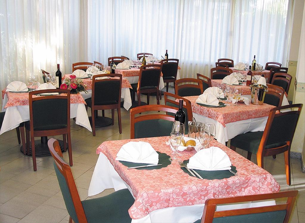Hotel Aquila D'Oro Misano Adriatico Exteriör bild