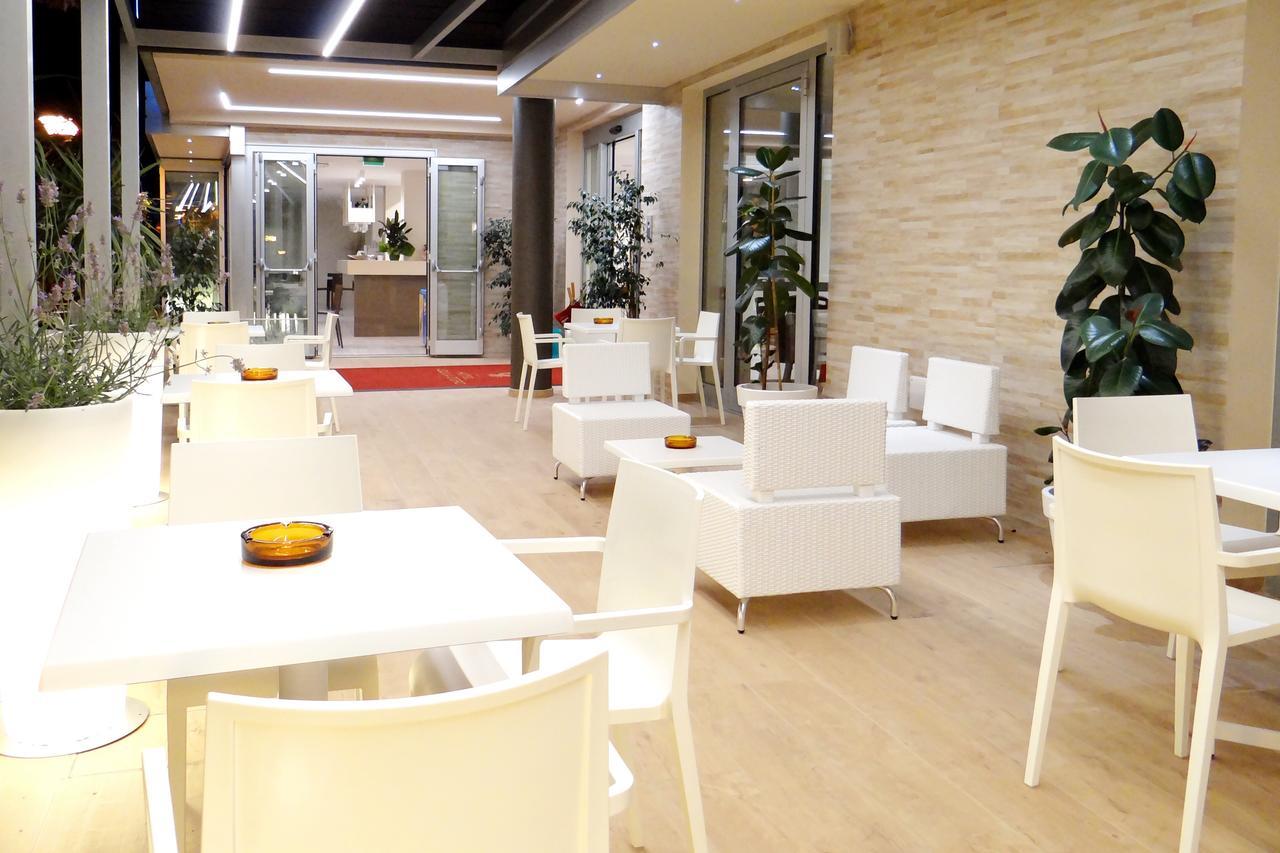 Hotel Aquila D'Oro Misano Adriatico Exteriör bild