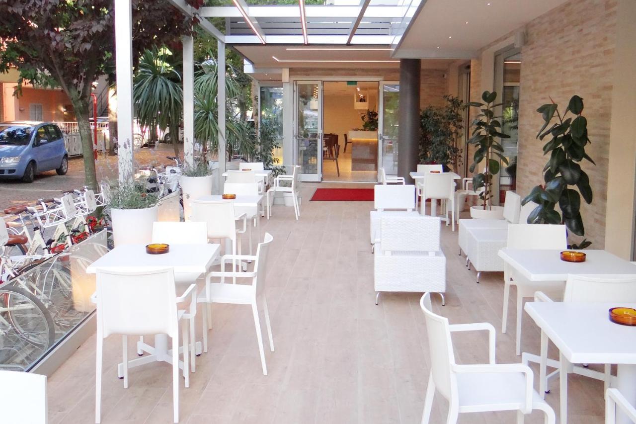 Hotel Aquila D'Oro Misano Adriatico Exteriör bild